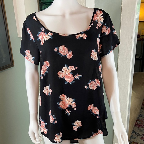 Torrid Semi Sheer Floral Black Top Blouse Shirt Size 00 Draped Back Cutout - Picture 1 of 9